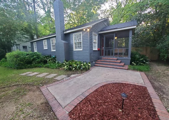 Cheerful 2 Bedroom Near Colleges, Downtown, Attractions