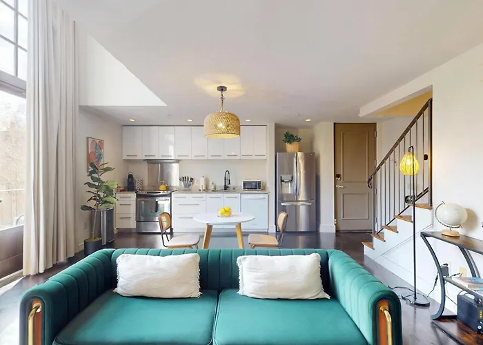 Boutique Cloverdale Loft With Balcony